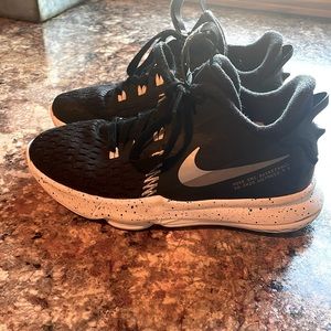 LIKE NEW- Nike Lebron witness.v.5 basketball shoes size 2.5Y